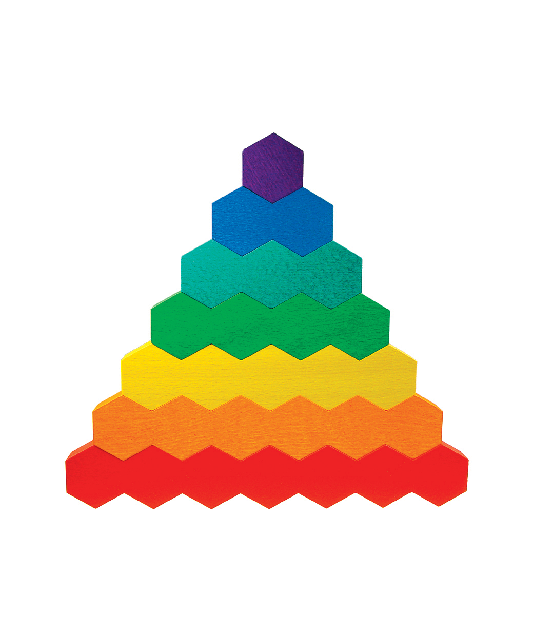 Honeycomb Holzbausteine von Sina Spielzeuge, 3D Baubeispiel Pyramide Honeycomb Holzbausteine auf weißem Hintergrund, 3D Baubeispiel einer Pyramide