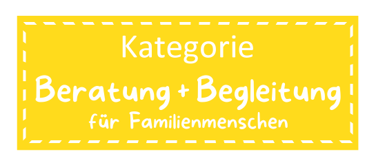 Gelbes Rechteckt mit gestrichelter weißer Umrandung etwas vom Rand entfernt. Darauf mit weißer Schrift "Beratung und Begleitung für Familienmenschen". Ein Angebot von Wundertiv / Mira Dahm