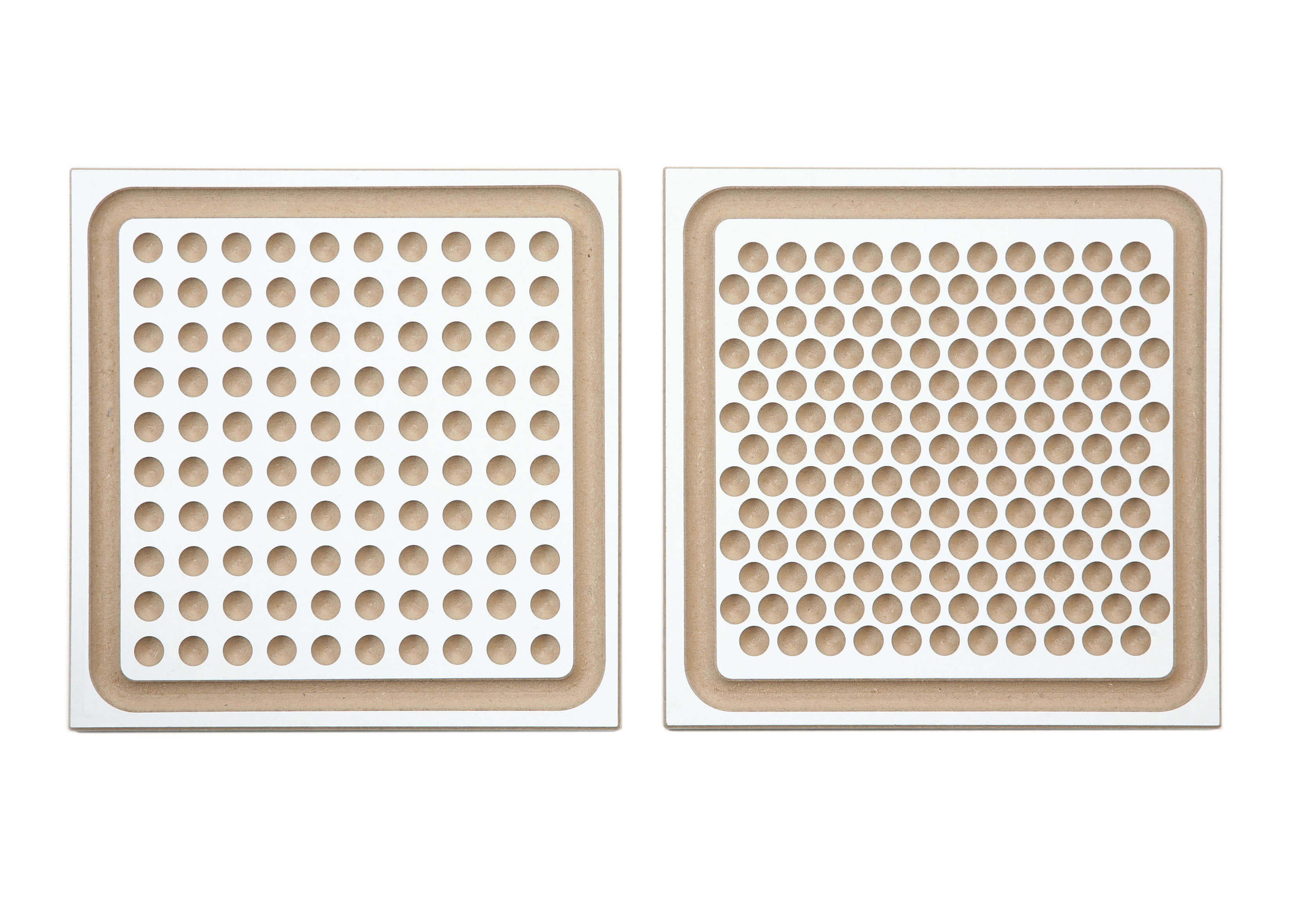 Beide Seiten des Holzlegebretts von dem Mini-Kugelspiel von Sina Spielzeug